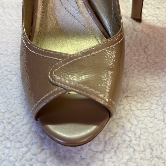 Tahari Lacey Open Toe Strap Back 4” Stiletto Heels Preowned Size 9 - Picture 4 of 12